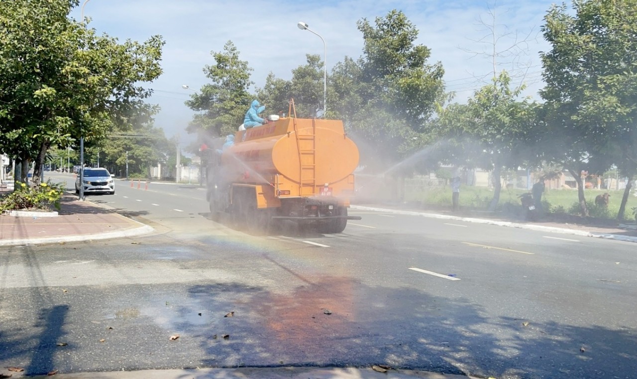Đội tiêu độc - khử trùng (Bộ CHQS tỉnh) phun khử khuẩn trên tuyến đường trung tâm TT.Long Hải (huyện Long Điền). 