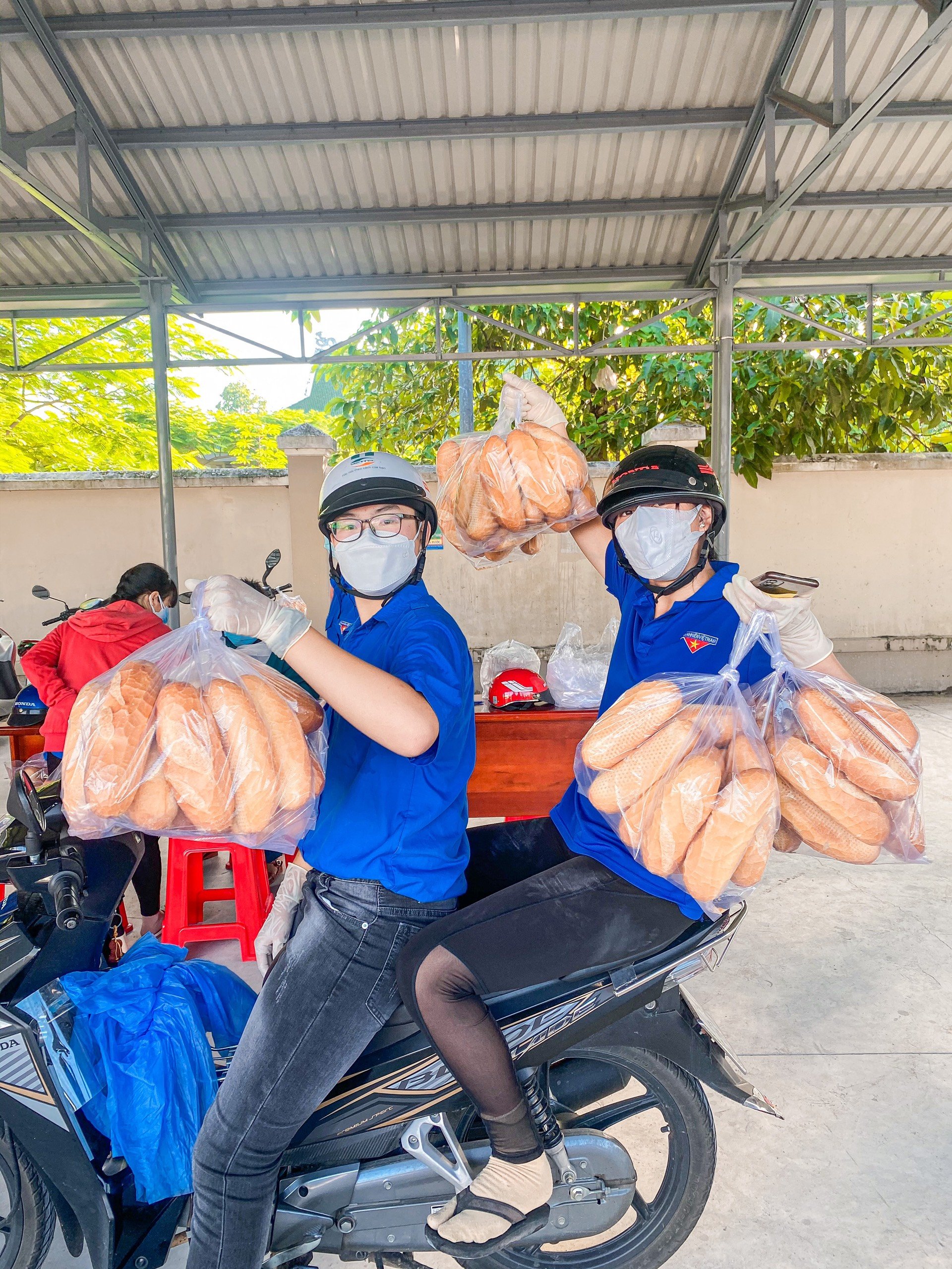 Đoàn viên thanh niên thị trấn Long Hải (huyện Long Điền) đi chợ hộ giúp người dân. 