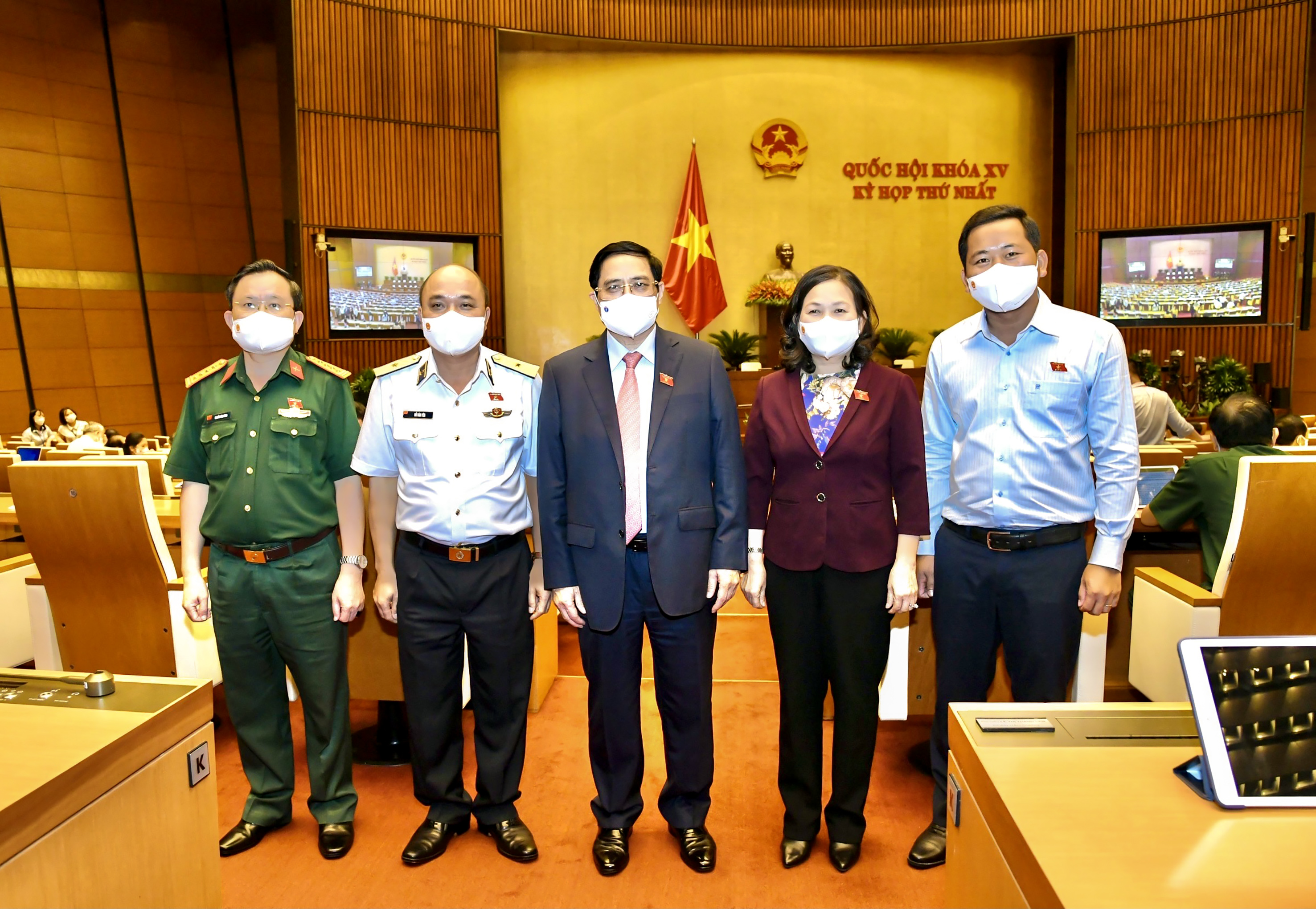 Các ĐBQH tỉnh Bà Rịa - Vũng Tàu chụp hình lưu niệm cùng Thủ tướng Chính phủ Phạm Minh Chính tại Kỳ họp thứ nhất, Quốc hội khóa XV. Ảnh: CHÂU VŨ