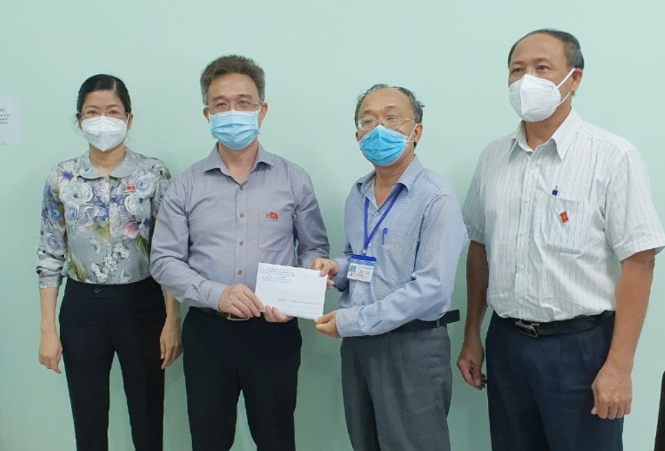 Ông Đặng Minh Thông thăm, động viên lực lượng tuyến đầu là các y, bác sĩ làm nhiệm vụ Trung tâm Kiểm soát bệnh tật tỉnh