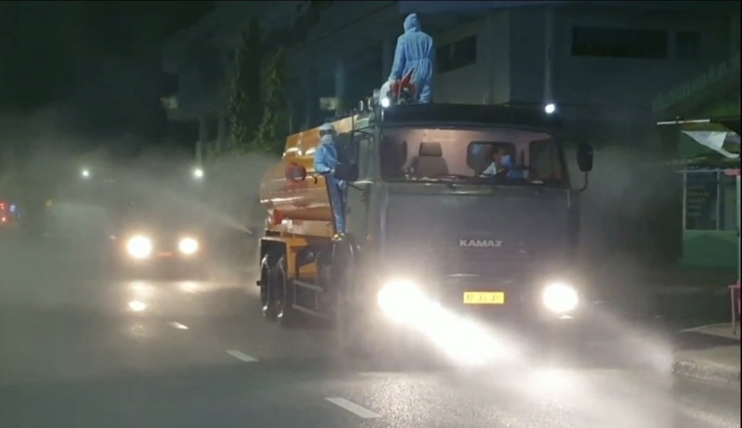 Lực lượng chức năng TP.Bà Rịa phun khử khuẩn khu vực liên quan đến ca mắc COVID-19