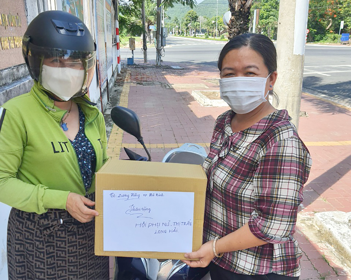 Đại diện Hội Phụ nữ TT. Long Hải nhận quà từ một cá nhân trao tặng.