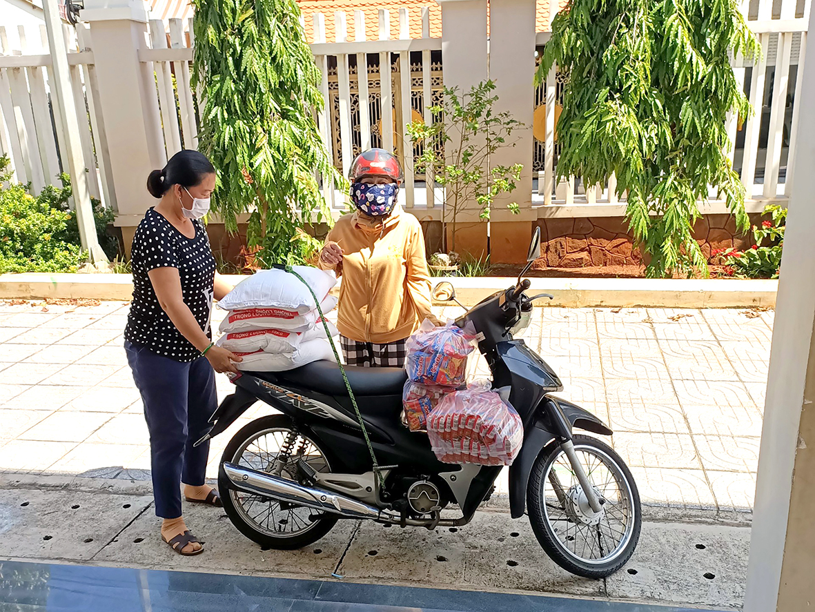 Những hộ gia đình có hoàn cảnh khó khăn được hỗ trợ các nhu yếu phẩm thiết yếu phục vụ cho cuộc sống như: gạo, trứng, mì tôm.