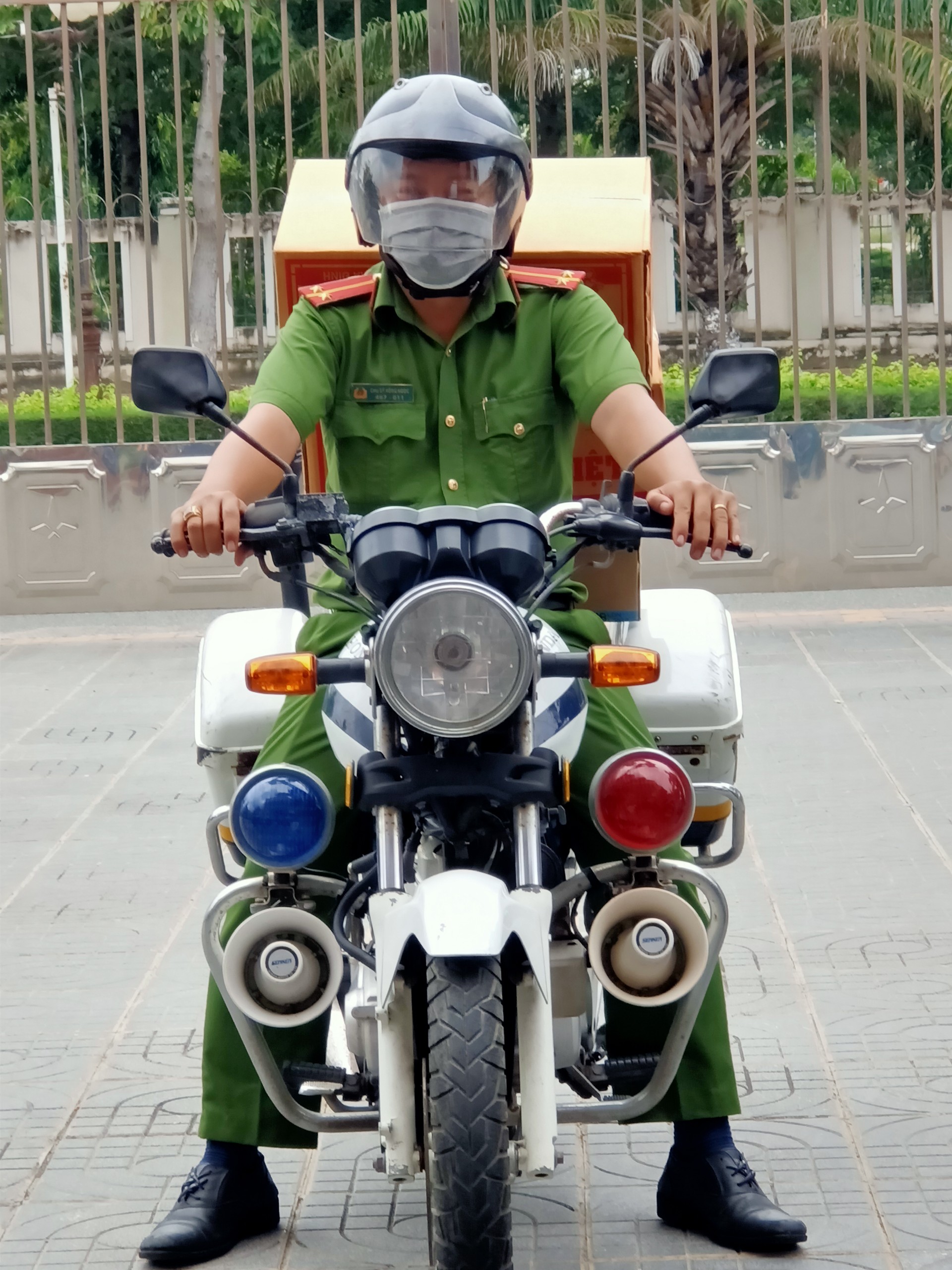 Lượng lực CSGT hỗ trợ chuyển thực phẩm đến cho người dân.