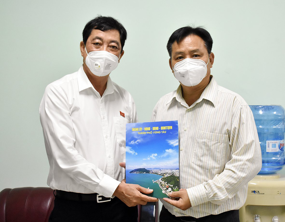 Ông Trần Đình Khoa, Ủy viên Ban Thường vụ Tỉnh ủy, Bí thư Thành ủy Vũng Tàu (bên trái) tặng quà cho bác sĩ Nguyễn Văn Lên, Phụ trách CDC tỉnh.