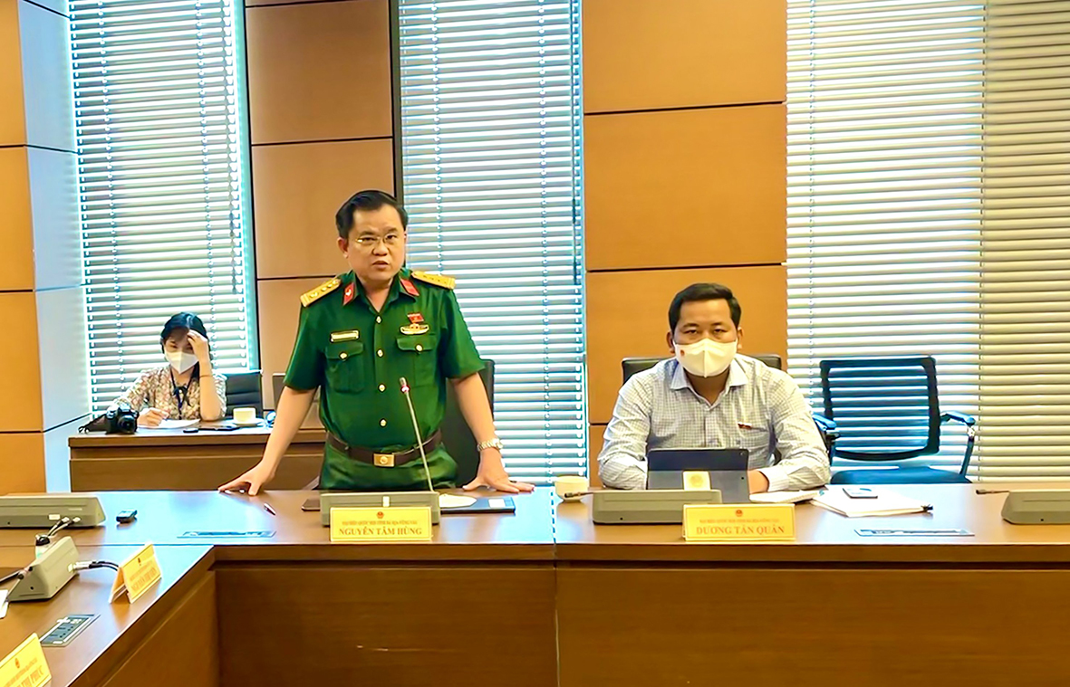 Đại tá Nguyễn Tâm Hùng, Chỉ Huy trưởng Bộ Chỉ huy Quân sự tỉnh BR-VT phát biểu thảo luận về tình hình dịch bệnh COVID 19, kiến nghị xem xét một số giải pháp cần thiết trong công tác phòng chống dịch. Ảnh: CHÂU VŨ.