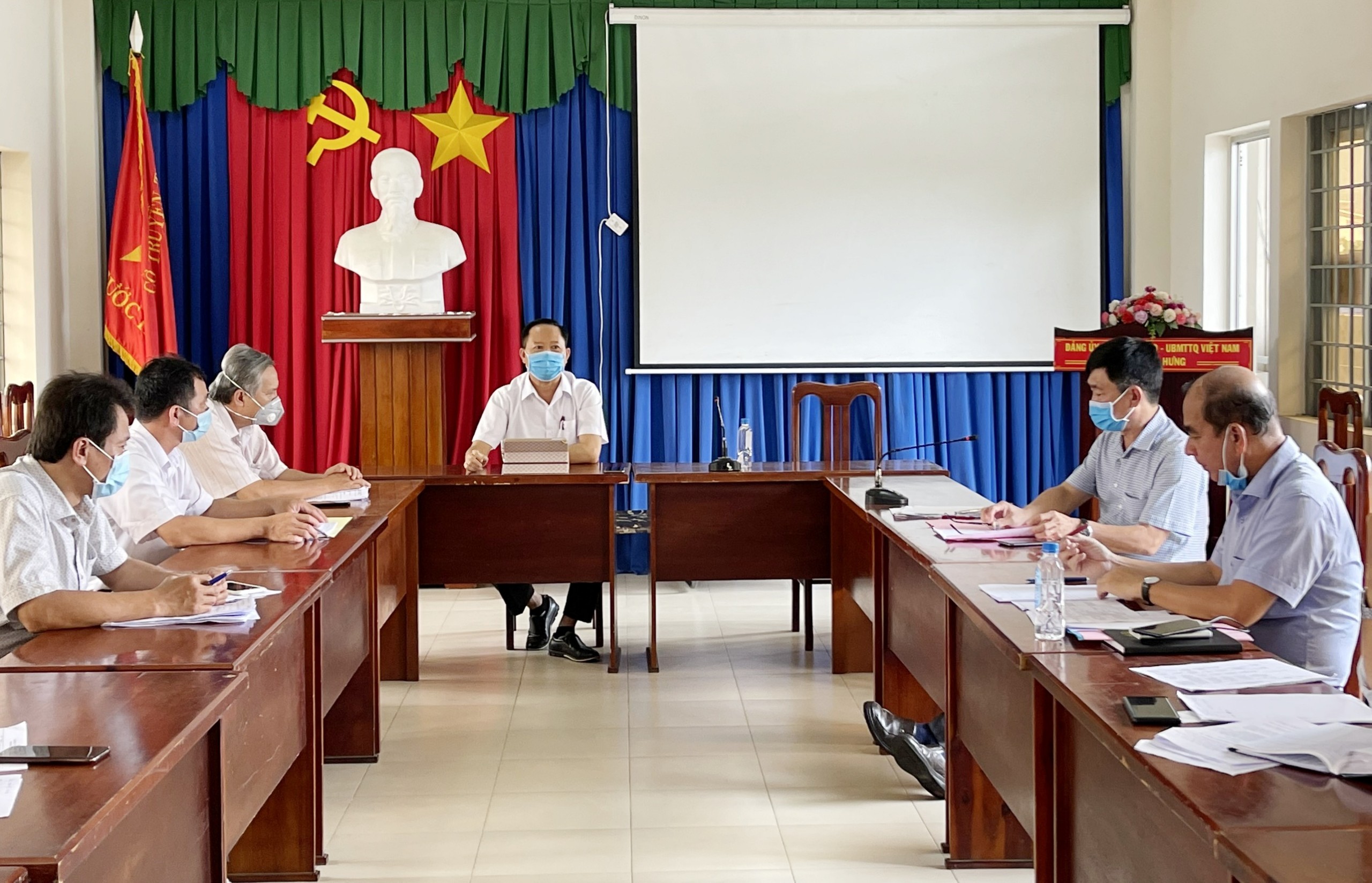 Ông Lê Ngọc Linh, Bí thư Huyện ủy Long Điền yêu cầu rút kinh nghiệm về công tác lấy mẫu xét nghiệm diện rộng trên địa bàn xã Phước Hưng vào chiều 22/7.