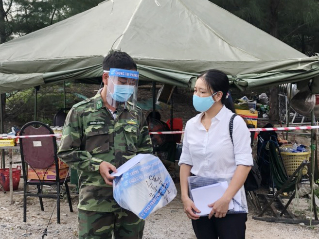 Đại diện UBMTTQ Việt Nam huyện Côn Đảo tặng quà cho lực lượng chốt kiểm soát Bến Đầm. Ảnh: THÁI THỦY