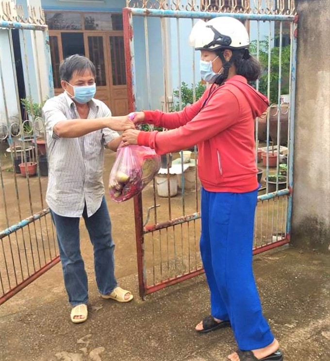 Rau, củ được các thành viên trong nhóm thiện nguyện SOS xanh Châu Đức trao tặng đến từng gia đình ở xã Xà Bang.