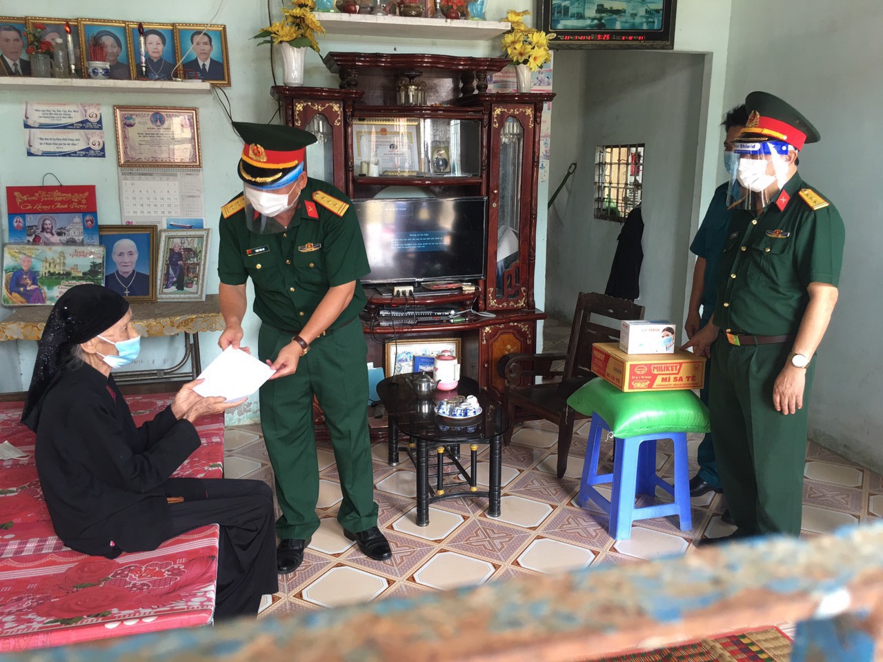 Thượng tá Trần Văn Cư, Chỉ huy trưởng Ban Chỉ huy Quân sự TX. Phú Mỹ tặng quà cho bà Võ Thị Nhơn (xã Tân Hải, TX. Phú Mỹ), gia đình hoạt động cách mạng có hoàn cảnh khó khăn.