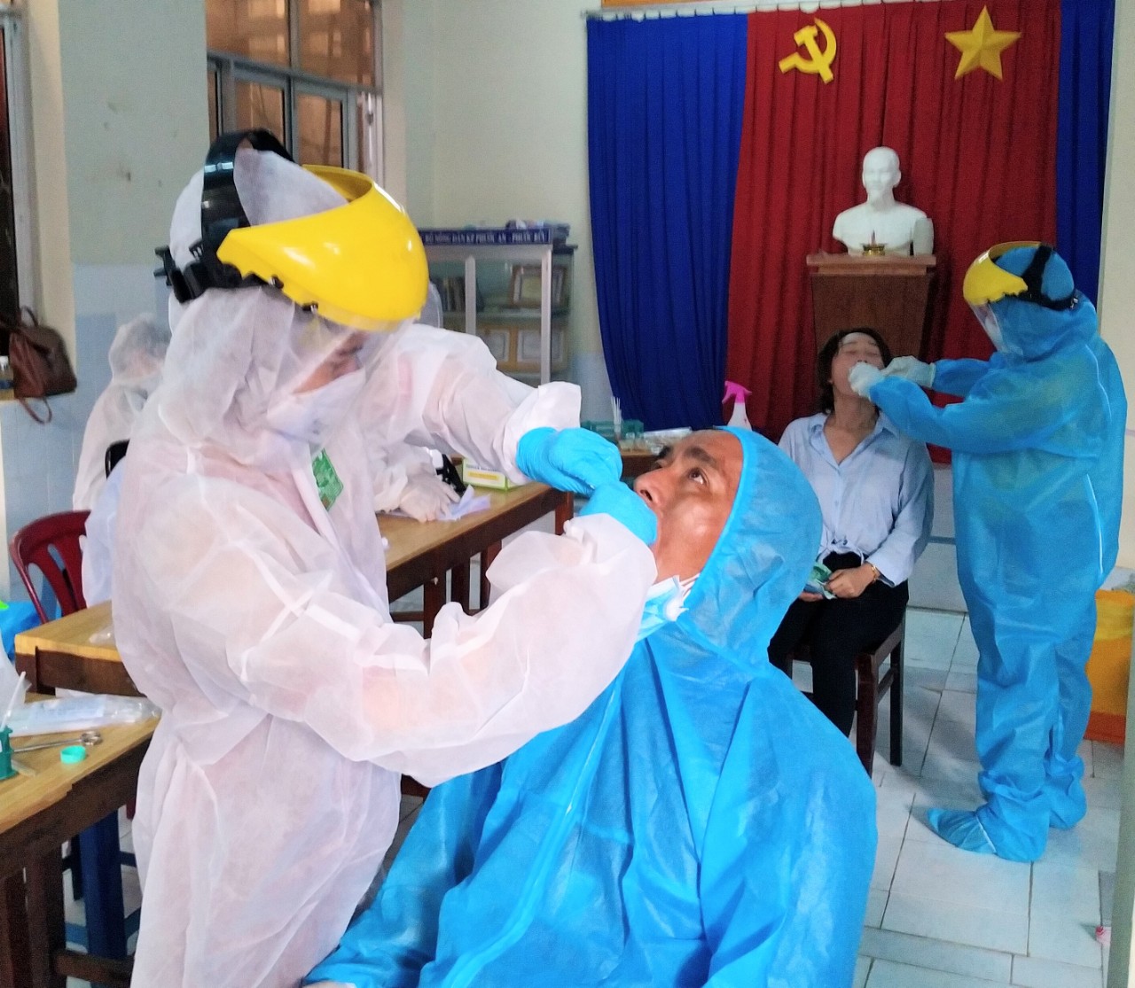 Lấy mẫu xét nghiệm cho người dân ở khu phố Phước An thị trấn Phước Bửu huyện Xuyên Mộc