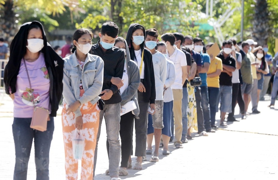 Người dân xếp hàng chờ tiêm vắc xin phòng COVID-19 tại Phnom Penh, Campuchia.