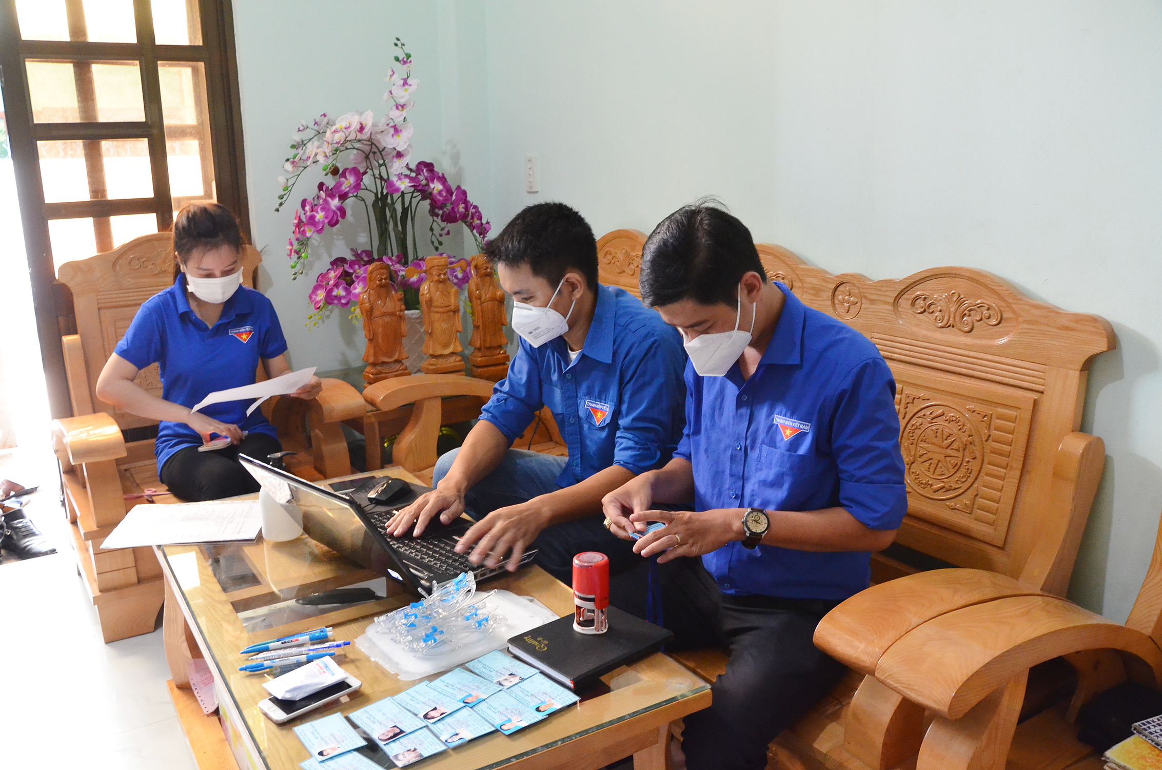 Các thành viên của “Biệt đội giao hàng thanh niên” TP. Vũng Tàu nhận và lên đơn hàng. Ảnh: DIỄM QUỲNH