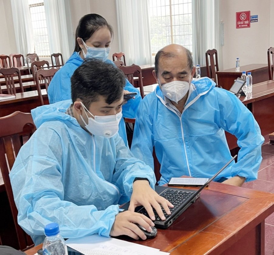 Lãnh đạo BCĐ Phòng chống dịch COVID-19 huyện Long Điền rà soát lại số mẫu còn lại cần lấy trong chiều 23/7.