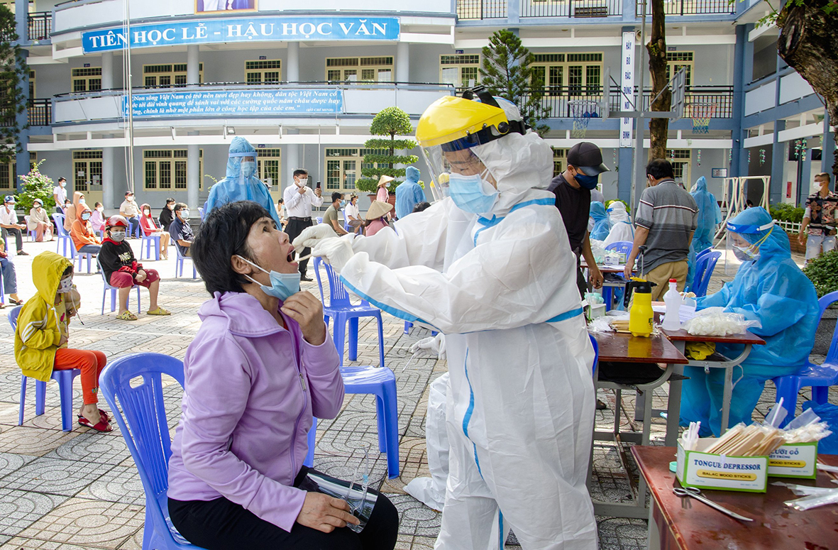 Một trong những kinh nghiệm rút ra trong công tác phòng, chống dịch của TP. Vũng Tàu là xây dựng được bản đồ dịch tễ tại địa phương để xác định được các vùng có nguy cơ cao, từ đó, xây dựng kế hoạch tổng thể, xác định được nguồn nhân lực, vật lực cần phải huy động. Trong ảnh: Nhân viên y tế lấy mẫu xét nghiệm COVID-19 cho người dân phường 11, TP. Vũng Tàu. Ảnh: BẢO KHÁNH