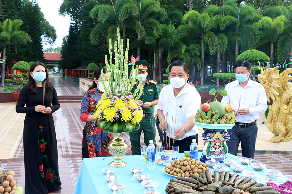 Lãnh đạo huyện Đất Đỏ dâng hương tại Nghĩa trang liệt sĩ liên huyện Đất Đỏ - Long Điền.