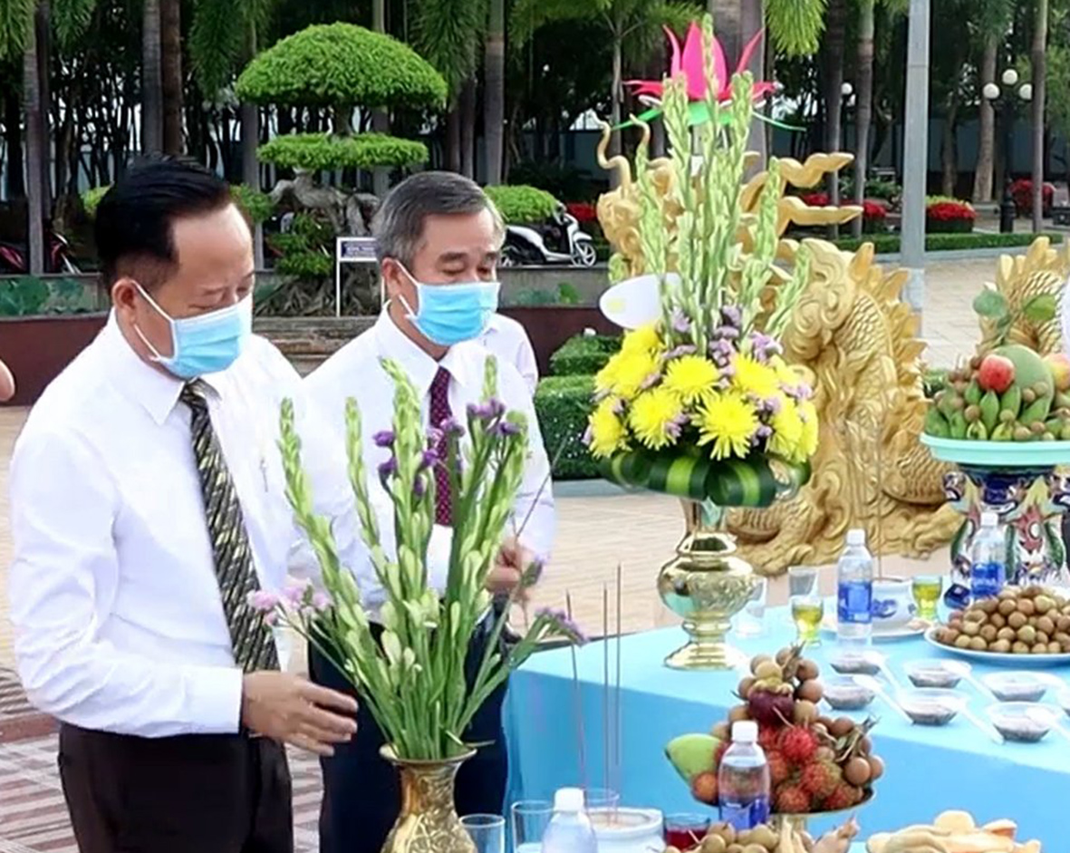 Lãnh đạo huyện Long Điền dâng hương tại Nghĩa trang liệt sĩ liên huyện Đất Đỏ - Long Điền.