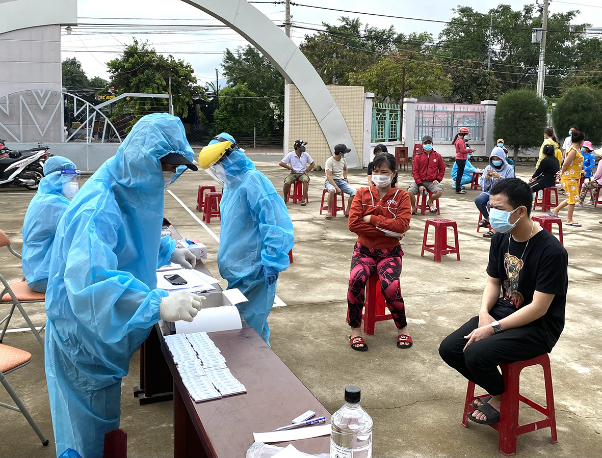 Nhân vên y tế chuẩn bị lấy mẫu xét nghiệm cho người tạm trú tại khu phố Ngọc Hà, phường Phú Mỹ.