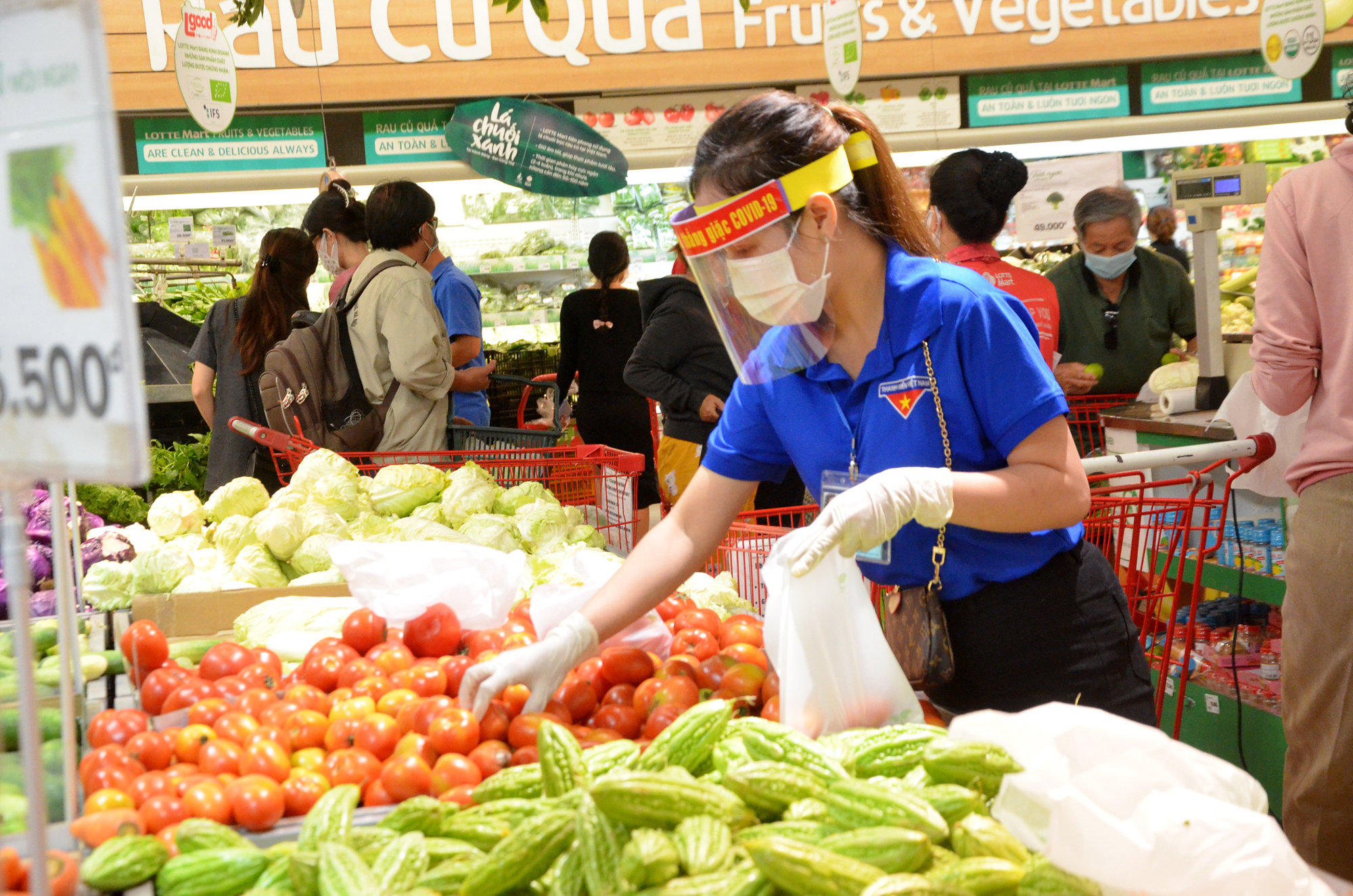 Đoàn viên thanh niên TP. Vũng Tàu đi chợ hộ cho người dân.