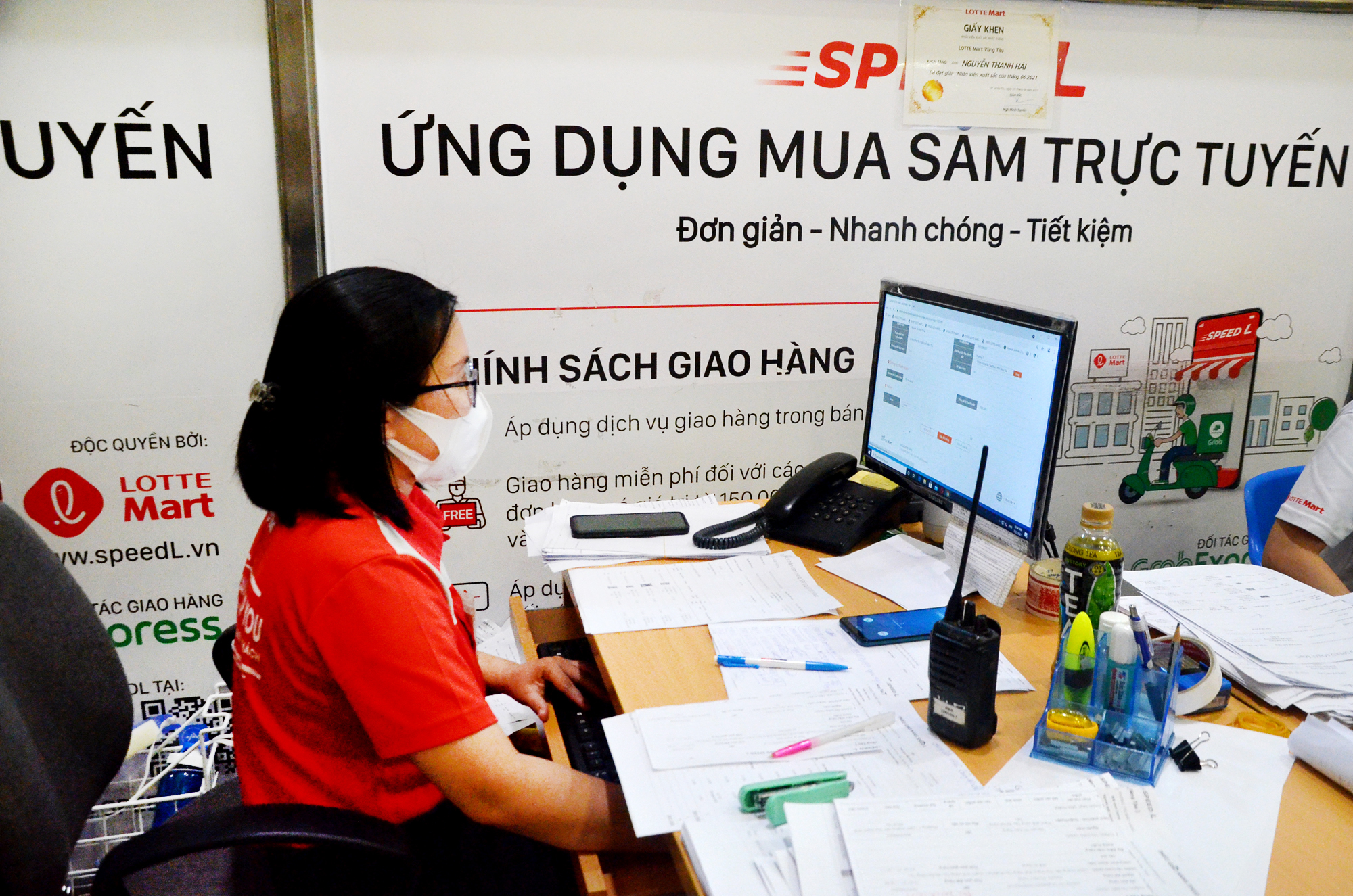 Nhân viên Lotte Mart Vũng Tàu nhận  đơn hàng online của khách.