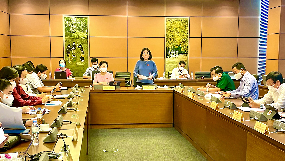 Bà Nguyễn Thị Yến, Phó Bí thư Thường trực Tỉnh uỷ, Trưởng Đoàn Đại biểu Quốc hội tỉnh Bà Rịa - Vũng Tàu, Ủy viên Ủy ban Tài chính - Ngân sách Quốc hội Khoá XV phát biểu thảo luận Tổ về nội dung chủ trương đầu tư chương trình mục tiêu quốc gia giảm nghèo bền vững, xây dựng nông thôn mới giai đoạn 2021 -2025. Ảnh: CHÂU VŨ.