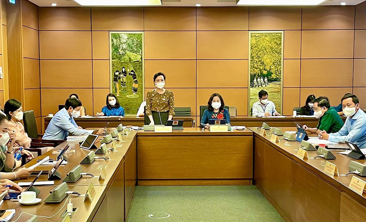 Bà Huỳnh Thị Phúc, Tỉnh Ủy viên, Phó Trưởng Đoàn Đại biểu Quốc hội tỉnh Bà Rịa – Vũng Tàu, Ủy viên Ủy ban Xã hội của Quốc hội phát biểu về nội dung chủ trương đầu tư chương trình mục tiêu quốc gia giảm nghèo bền vững, xây dựng nông thôn mới giai đoạn 2021 -2025. Ảnh: CHÂU VŨ.