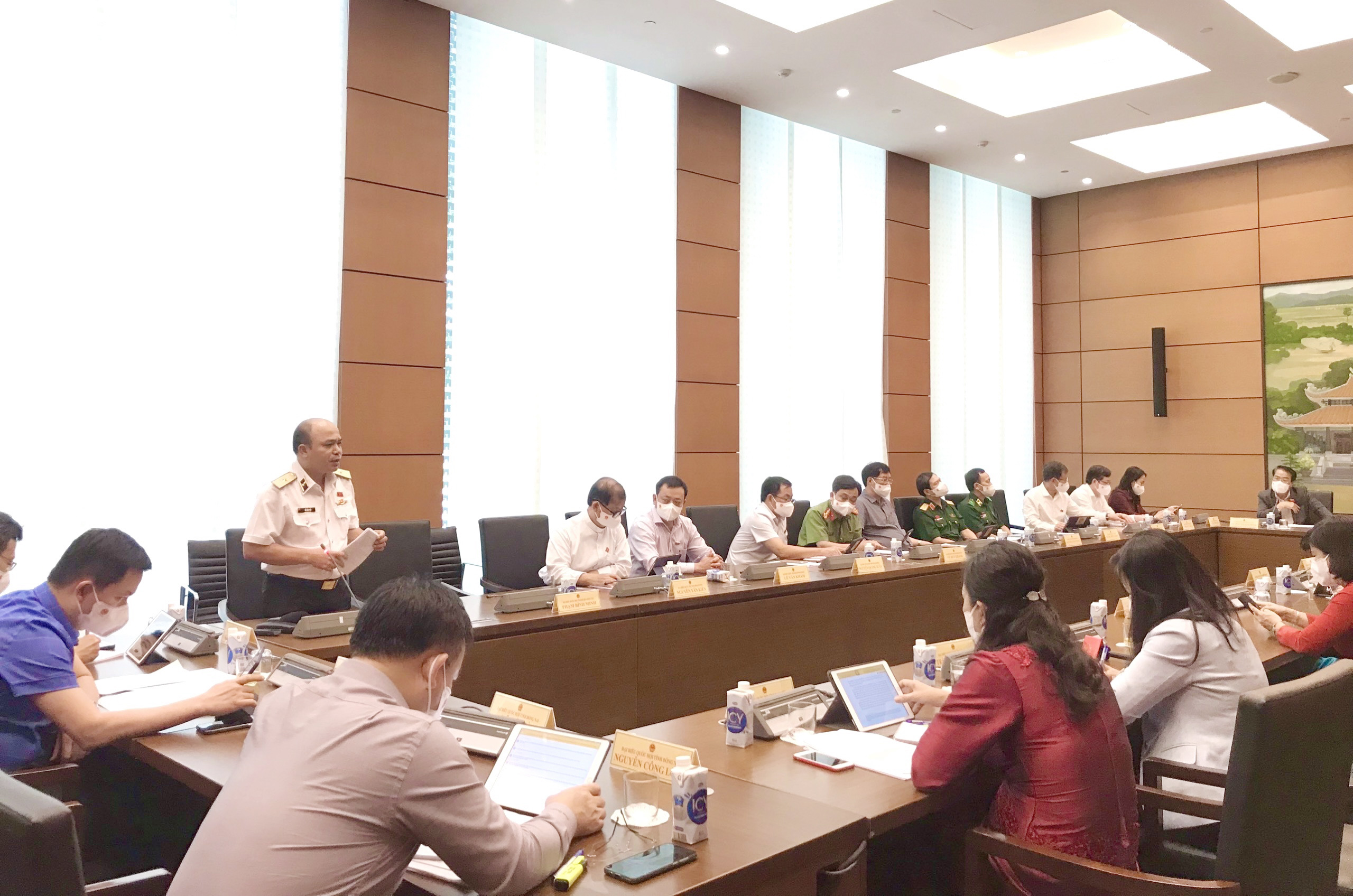  Đại biểu Đỗ Văn Yên (Đoàn ĐBQH tỉnh BR-VT), Bí thư Đảng ủy, Chính ủy Bộ Tư lệnh Vùng 2 Hải quân, Chuẩn Đô đốc Hải quân, Ủy viên Ủy ban Quốc phòng an ninh của Quốc hội phát biểu thảo luận ở Tổ về chủ trương đầu tư chương trình mục tiêu quốc gia giảm nghèo bền vững, xây dựng nông thôn mới giai đoạn 2021-2025. Ảnh: CHÂU VŨ