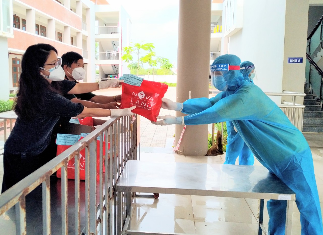 Bà Lê Thị Trang Đài, Chủ tịch UBND huyện Xuyên Mộc trao quà của Bí thư Tỉnh ủy cho trường hợp F1 đang cách ly tập trung tại Trường TH Hồ Tràm (ấp Hồ Tràm, xã Phước Thuận).