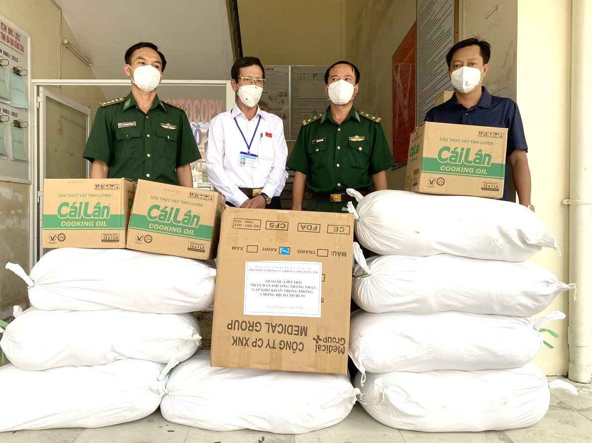 Đại diện Trạm Biên phòng cửa khẩu cảng Vũng Tàu tặng quà cho các hộ dân bị ảnh hưởng do dịch COVID-19 thông qua UBMTTQ Việt Nam phường Thắng Nhất, TP. Vũng Tàu.