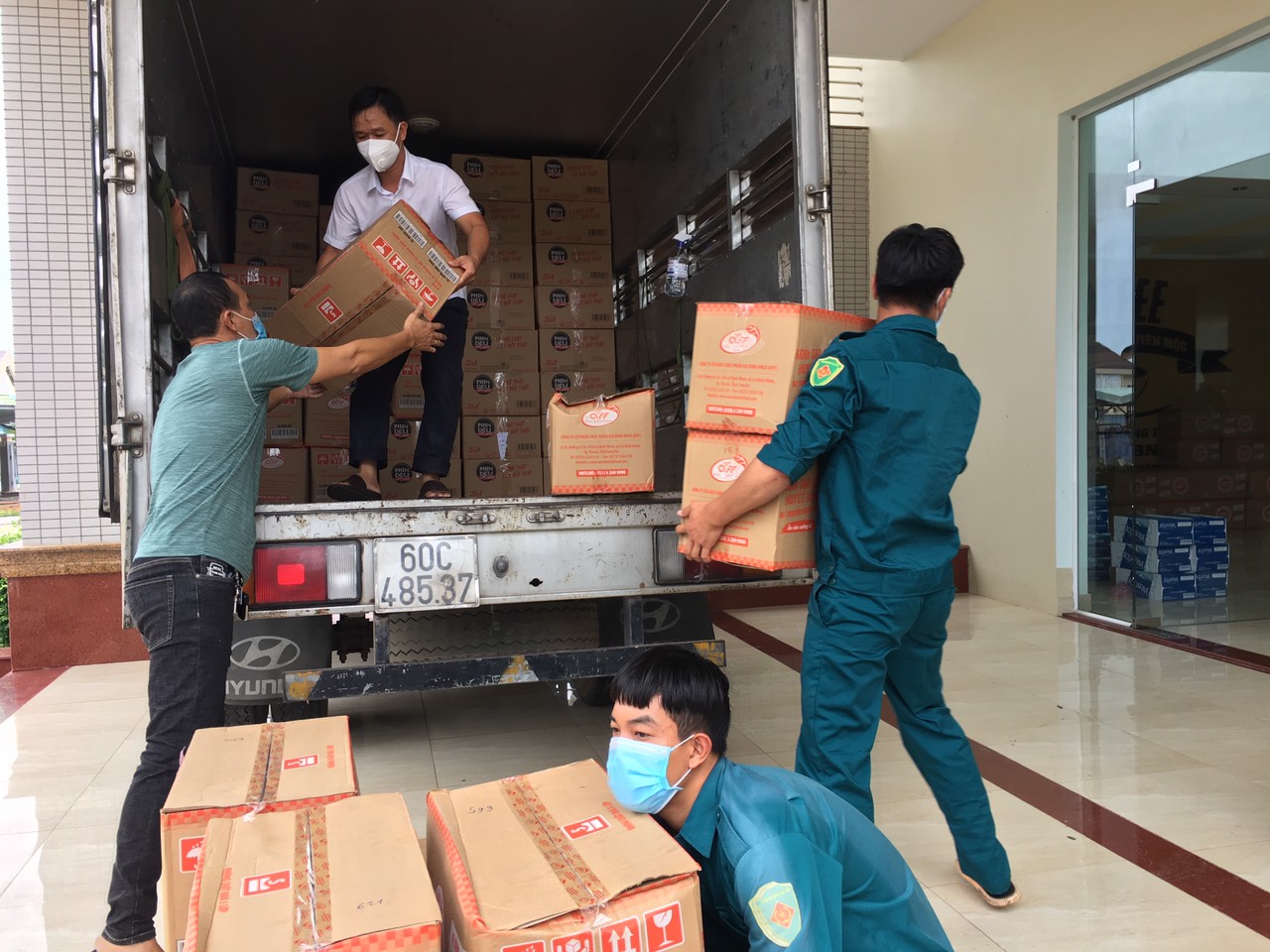 1.000 phần quà gồm cá hộp, xúc xích, bánh ngọt của Tập đoàn Novaland đã đến huyện Xuyên Mộc vào ngày 22/7. Ảnh: CTV