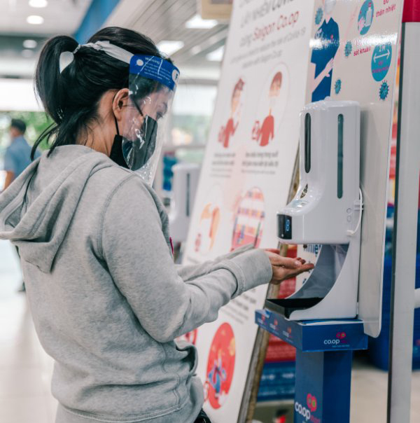 … rửa tay sát khuẩn trước khi vào siêu thị Co.op Mart Vũng Tàu…