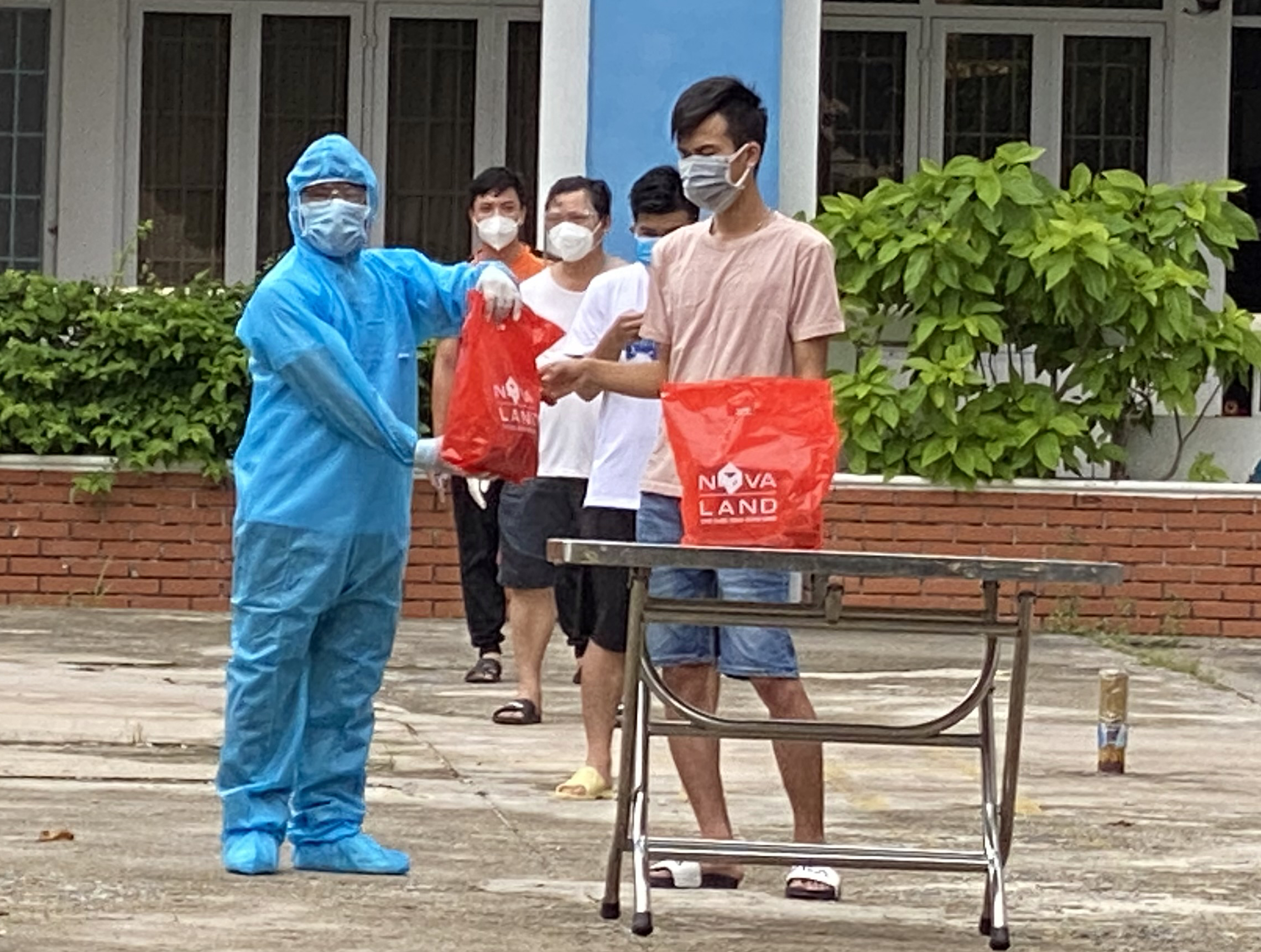 Những phần quà của Bí thư Tỉnh ủy Phạm Viết Thanh đã được trao đến người dân tại khu cách ly Trường CĐ Quốc tế Vabis Hồng Lam.