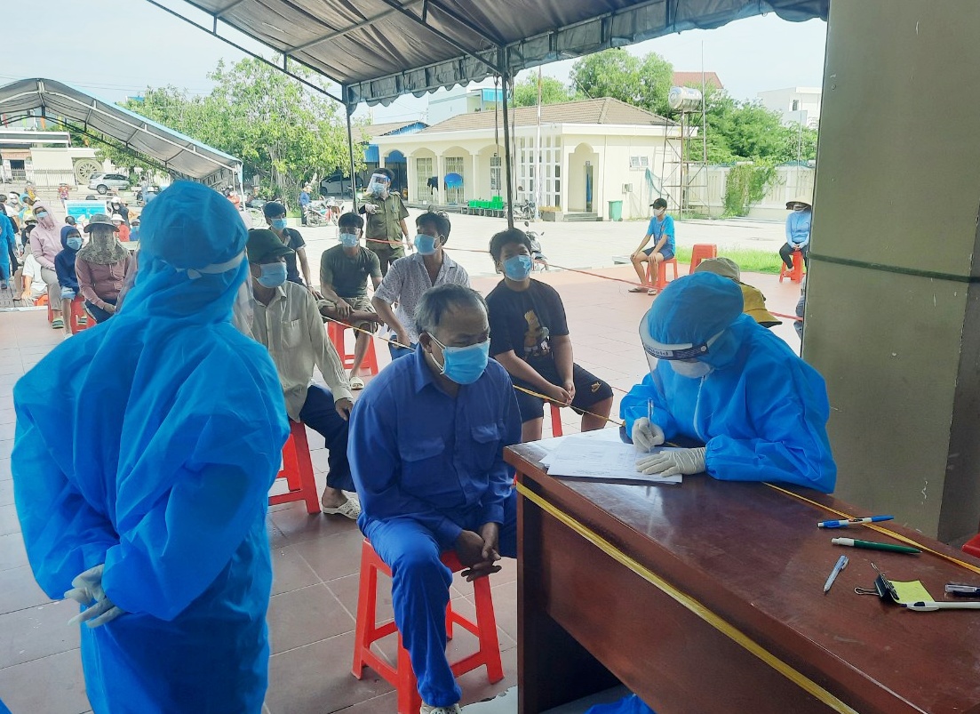 Công tác lấy mẫu xét nghiệm sàng lọc tại huyện Long Điền được tổ chức chặt chẽ, sắp xếp khoa học, bảo đảm quy định phòng, chống dịch. Ảnh N.TUYỀN