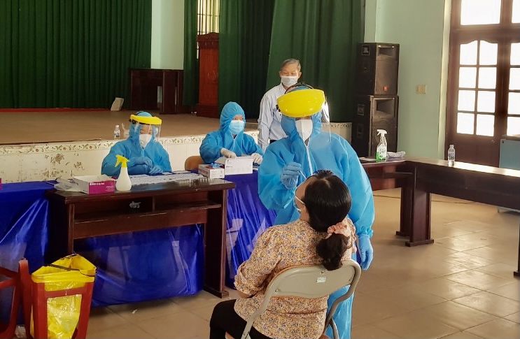 Người dân xã Tân Hòa, TX. Phú Mỹ được lấy mẫu xét nghiệm SARS-CoV-2.
