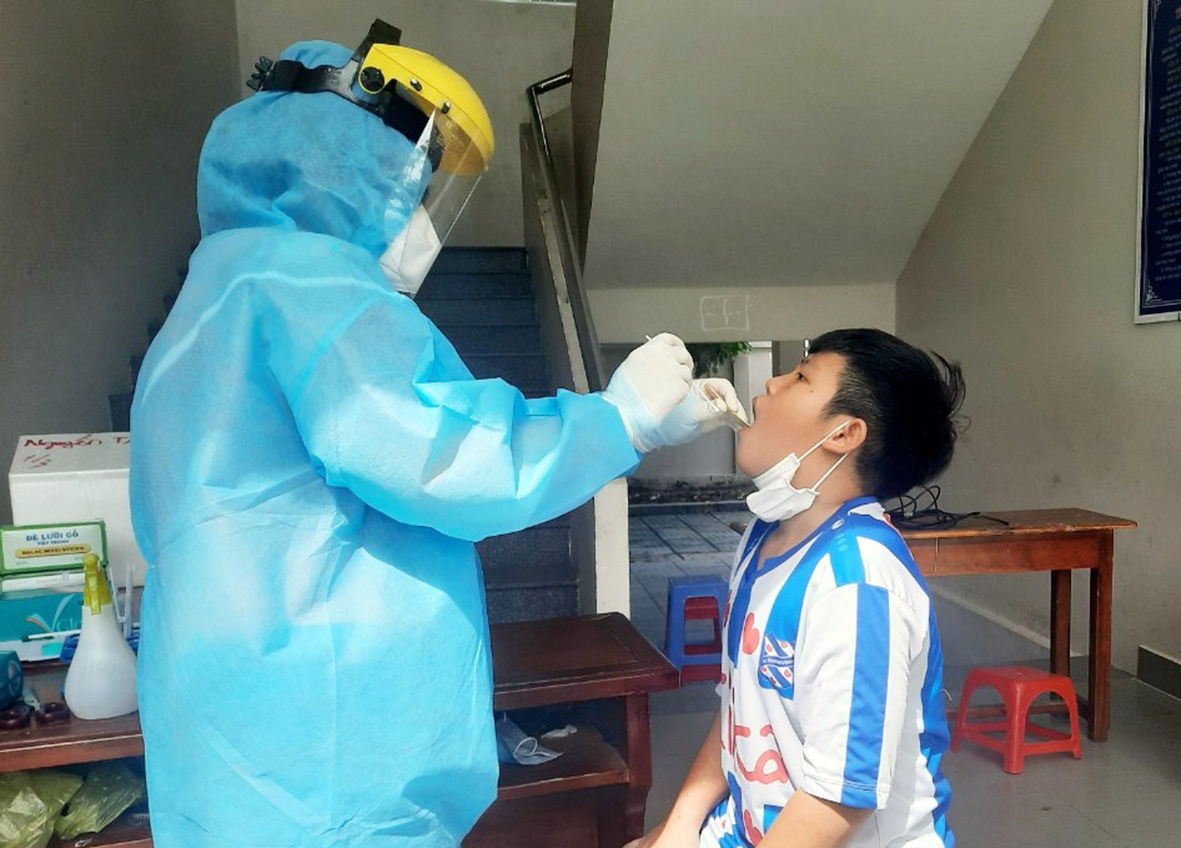 Nhân viên y tế huyện Long Điền lấy mẫu xét nghiệm theo phương pháp RT-PCR cho người dân xã Phước Hưng. Ảnh Tuyết Mai