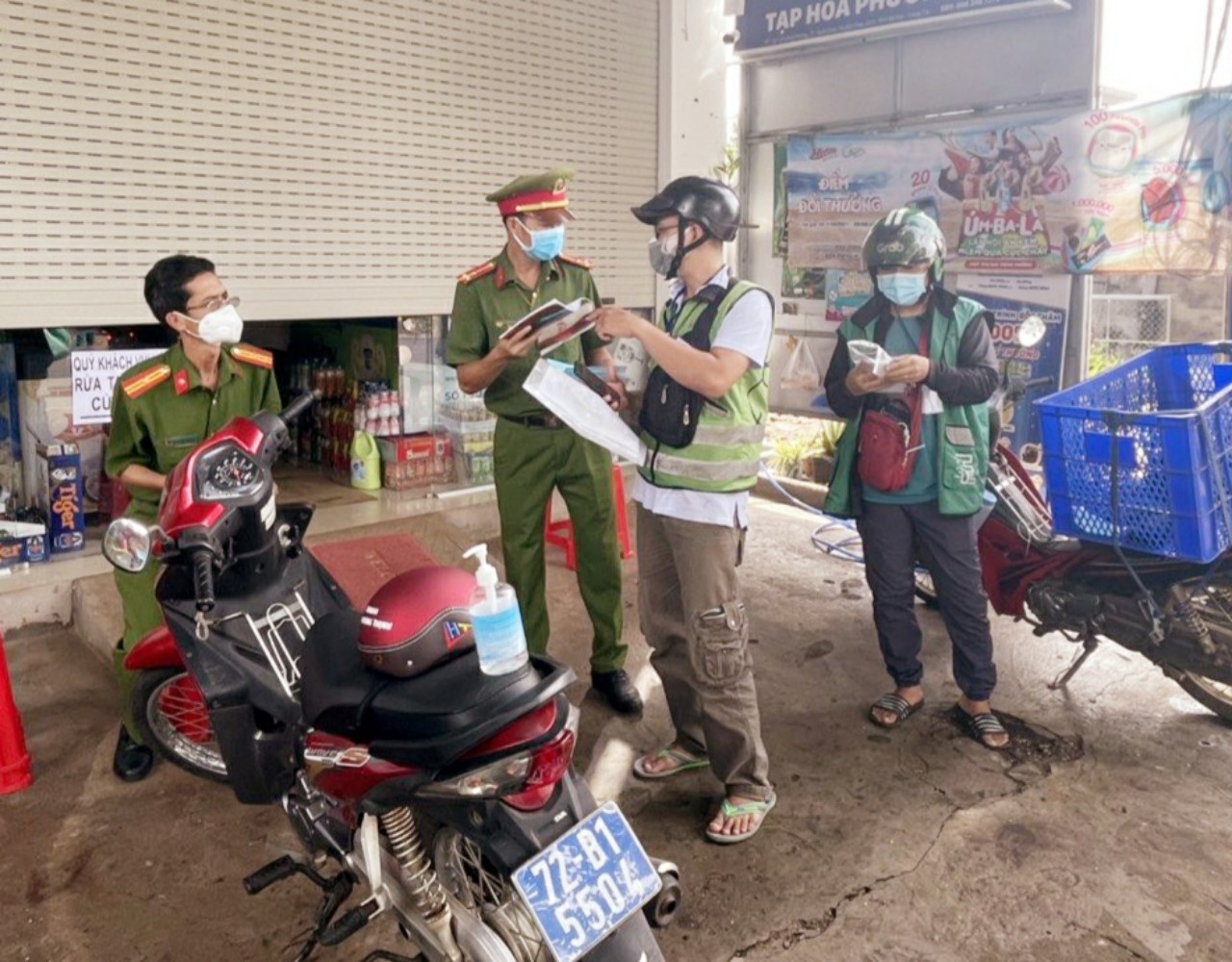 Lực lượng chức năng huyện Châu Đức kiểm tra hoạt động giao hàng của các shipper.