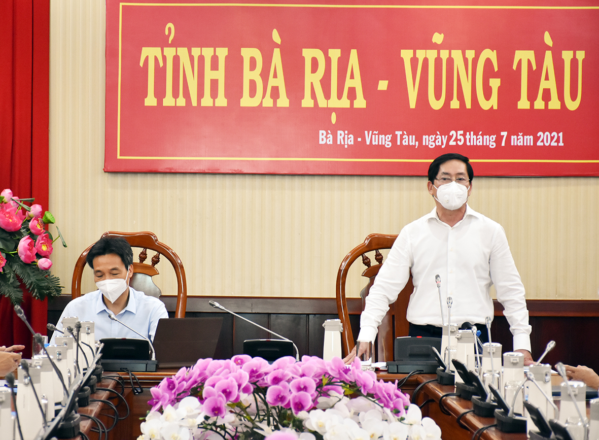 Ông Phạm Viết Thanh, Ủy viên Trung ương Đảng, Bí thư Tỉnh ủy, Chủ tịch HĐND tỉnh phát biểu tiếp thu ý kiến chỉ đạo của Phó Thủ tướng Chính phủ Vũ Đức Đam.