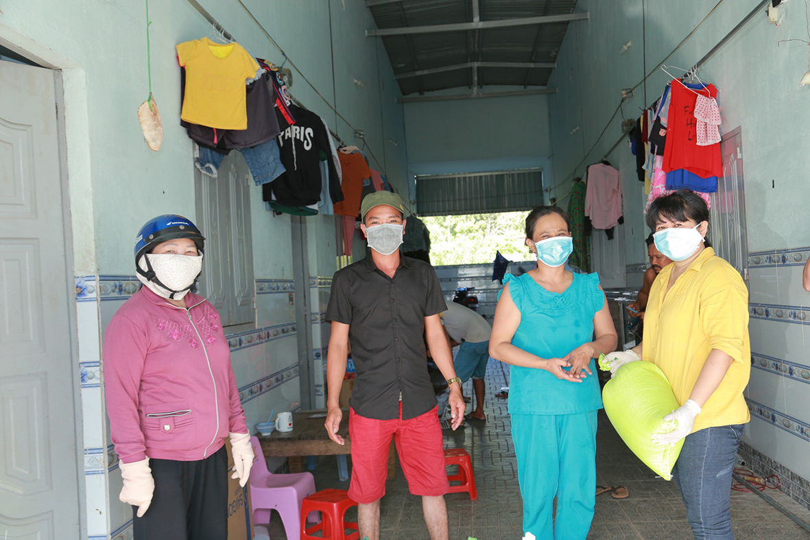 Đại diện phường Hắc Dịch trao quà cho người dân tại nhà.