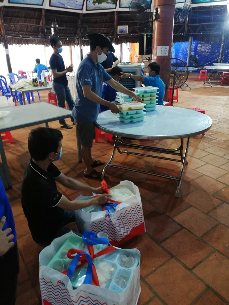 Chuẩn bị bữa tối cho người lao động ở lại làm việc tại KCN Đông Xuyên.