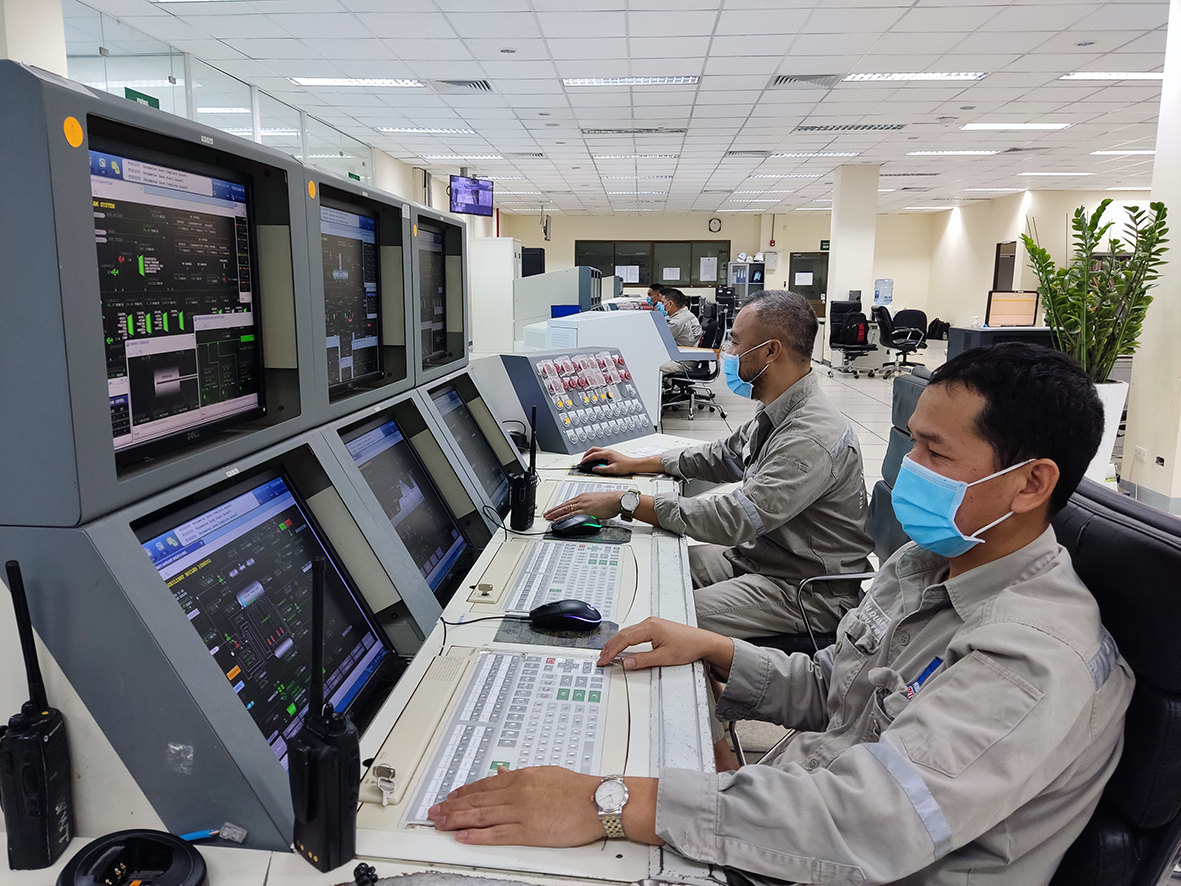 Anh Nguyễn Quang Thế và anh Nguyễn Mạnh Lâm - Xưởng Phụ trợ Nhà máy Đạm Phú Mỹ theo dõi các thông số của thiết bị vận hành.