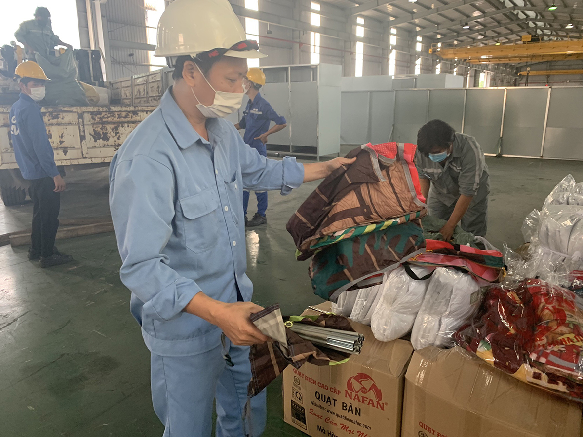 Ông Trần Văn Tiệp, Quản đốc, Công ty TNHH Thép SMC chuẩn bị căng lều bạt.