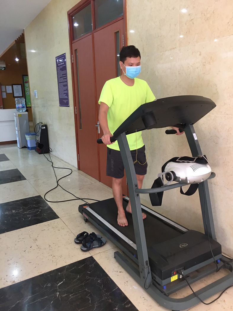 Anh Nguyễn Đức Hòa - Trưởng ca dự phòng Xưởng Ure Nhà máy đạm Phú Mỹ, KCN Phú Mỹ 1 tập thể dục trên máy chạy bộ.