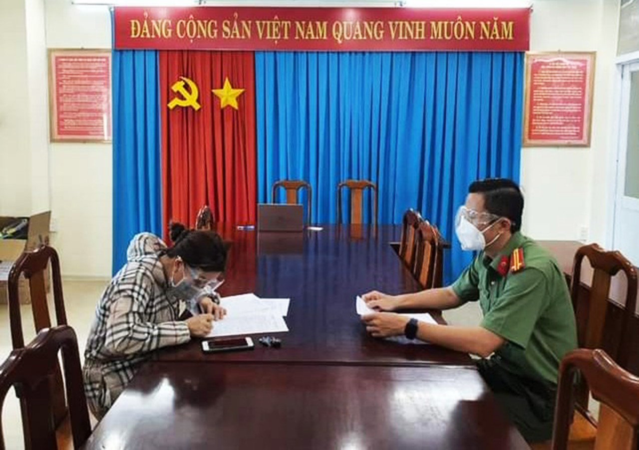 Công an TP. Vũng Tàu làm việc với bà V. T. H. về việc đăng thông tin sai sự thật lên mạng  xã hội Facebook. 