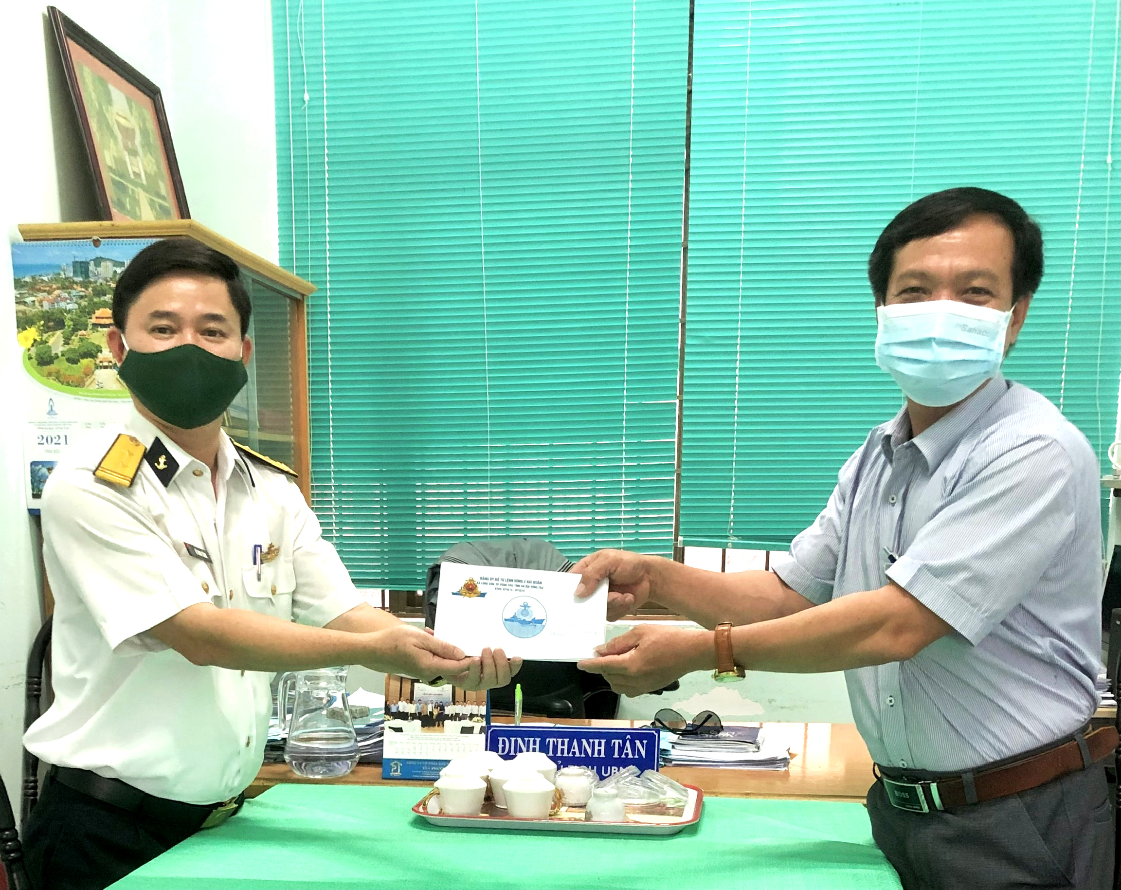 Đại diện Bộ Tư lệnh Vùng 2 Hải quân tặng quà cho gia đình chính sách thông qua UBND xã Long Sơn, TP. Vũng Tàu.