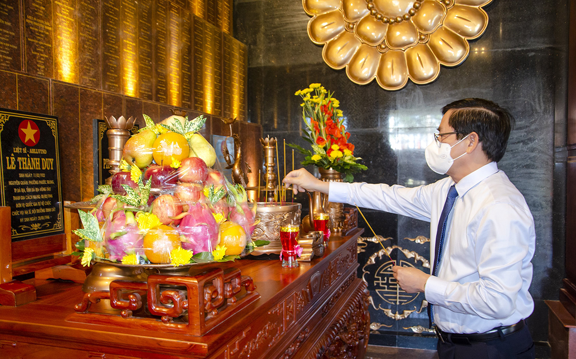 Ông Phạm Viết Thanh, Ủy viên Trung ương Đảng, Bí thư Tỉnh ủy, Chủ tịch HĐND tỉnh thắp hương tại Nhà tưởng niệm, Nghĩa trang liệt sĩ tỉnh.