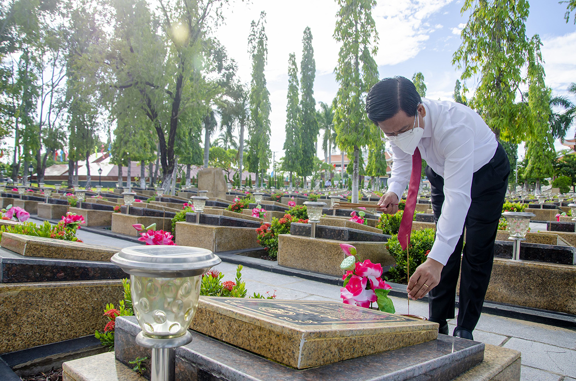 Ông Bùi Chí Thành, Ủy viên Ban Thường vụ Tỉnh ủy, Chủ tịch UBMTTQ Việt Nam tỉnh thắp hương tại các phần mộ liệt sĩ.
