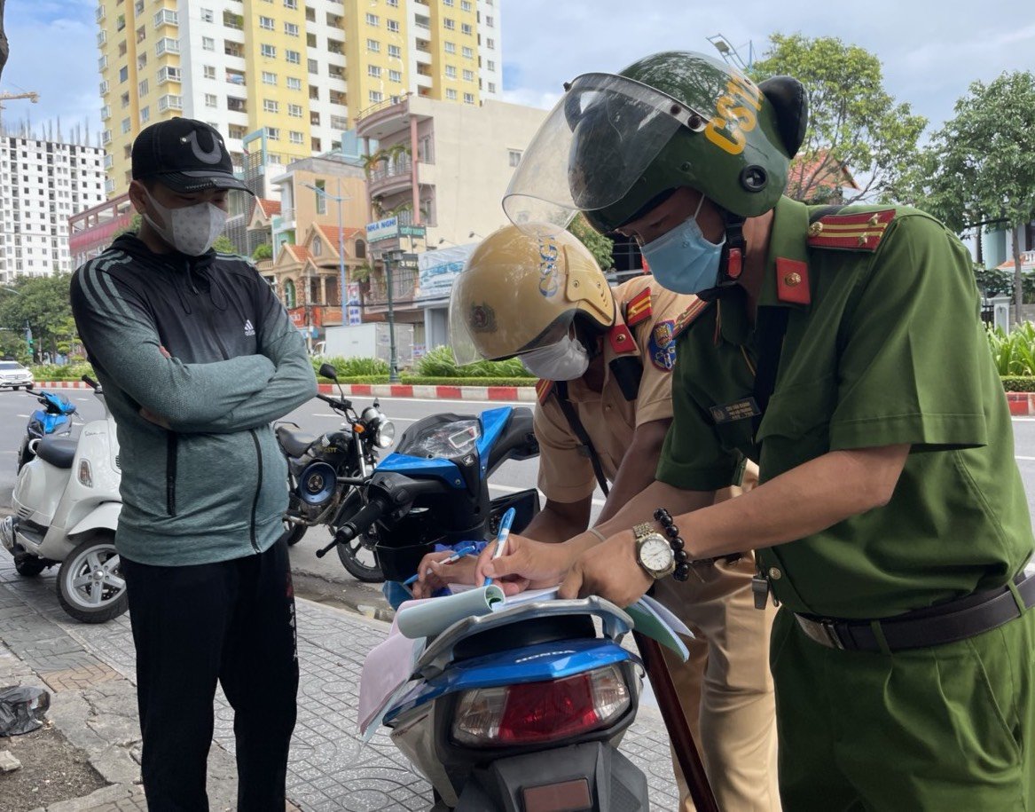 Lực lượng tuần tra Công an TP. Vũng Tàu xử phạt một trường hợp người dân ra đường không cần thiết.