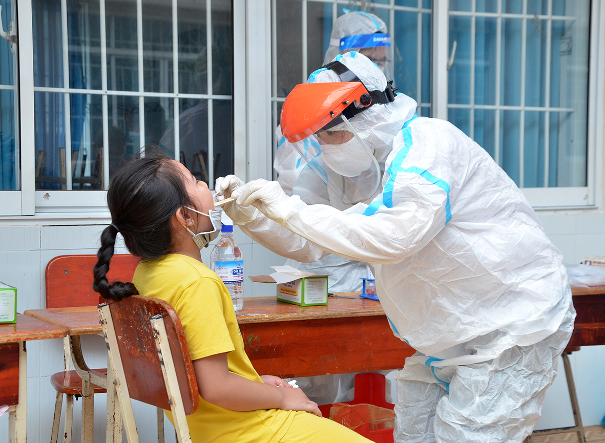 Nhân viên y tế thực hiện test COVID-19 cho người dân KP Hòa Hội, thị trấn Đất Đỏ sáng 25/7. Ảnh: VÂN ANH