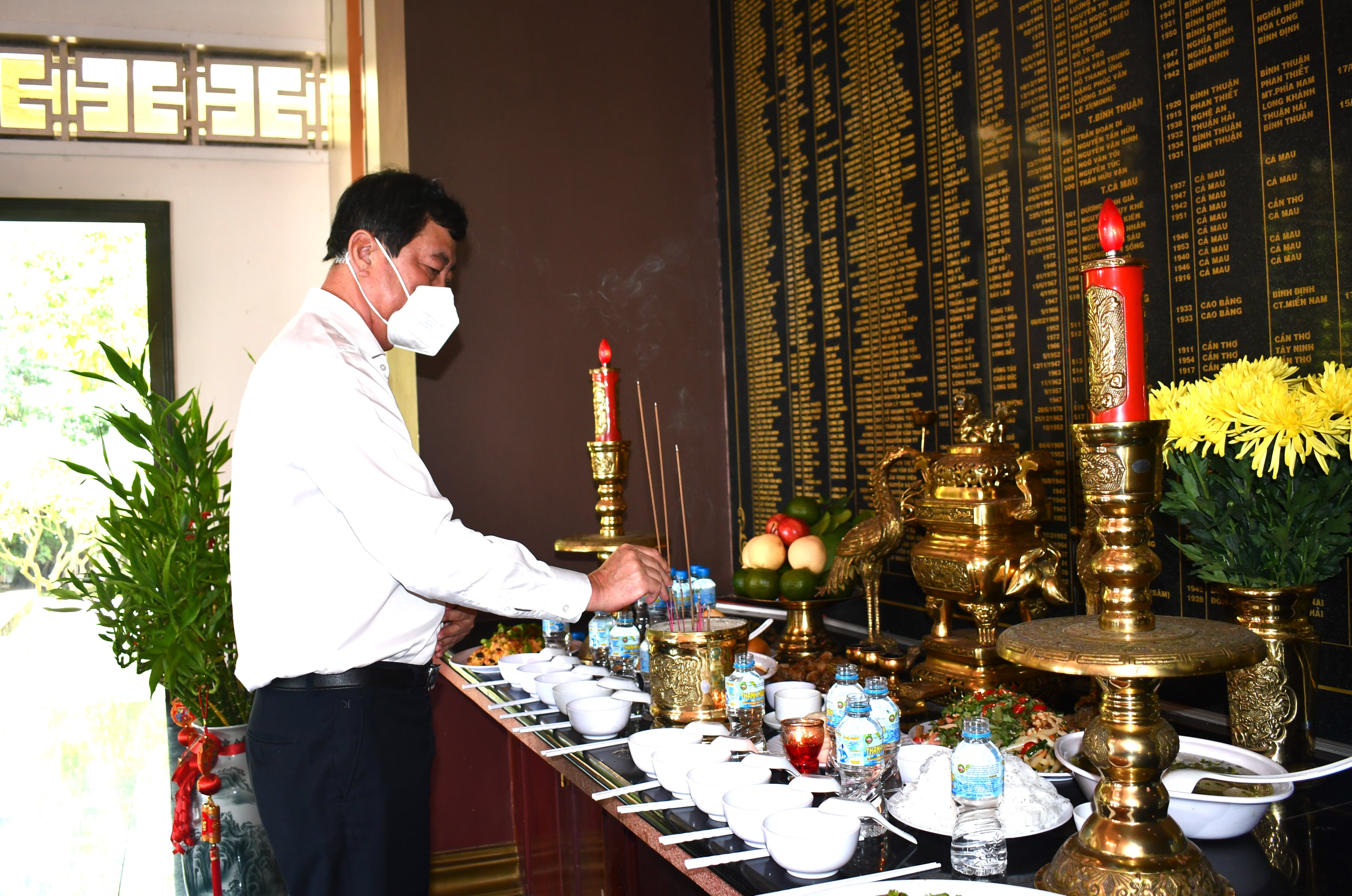 Ông Trần Đình Khoa, Ủy viên Ban Thường vụ Tỉnh ủy, Bí thư Thành ủ y Vũng Tàu dâng hương tại Đền thờ Liệt sĩ TP.Vũng Tàu.