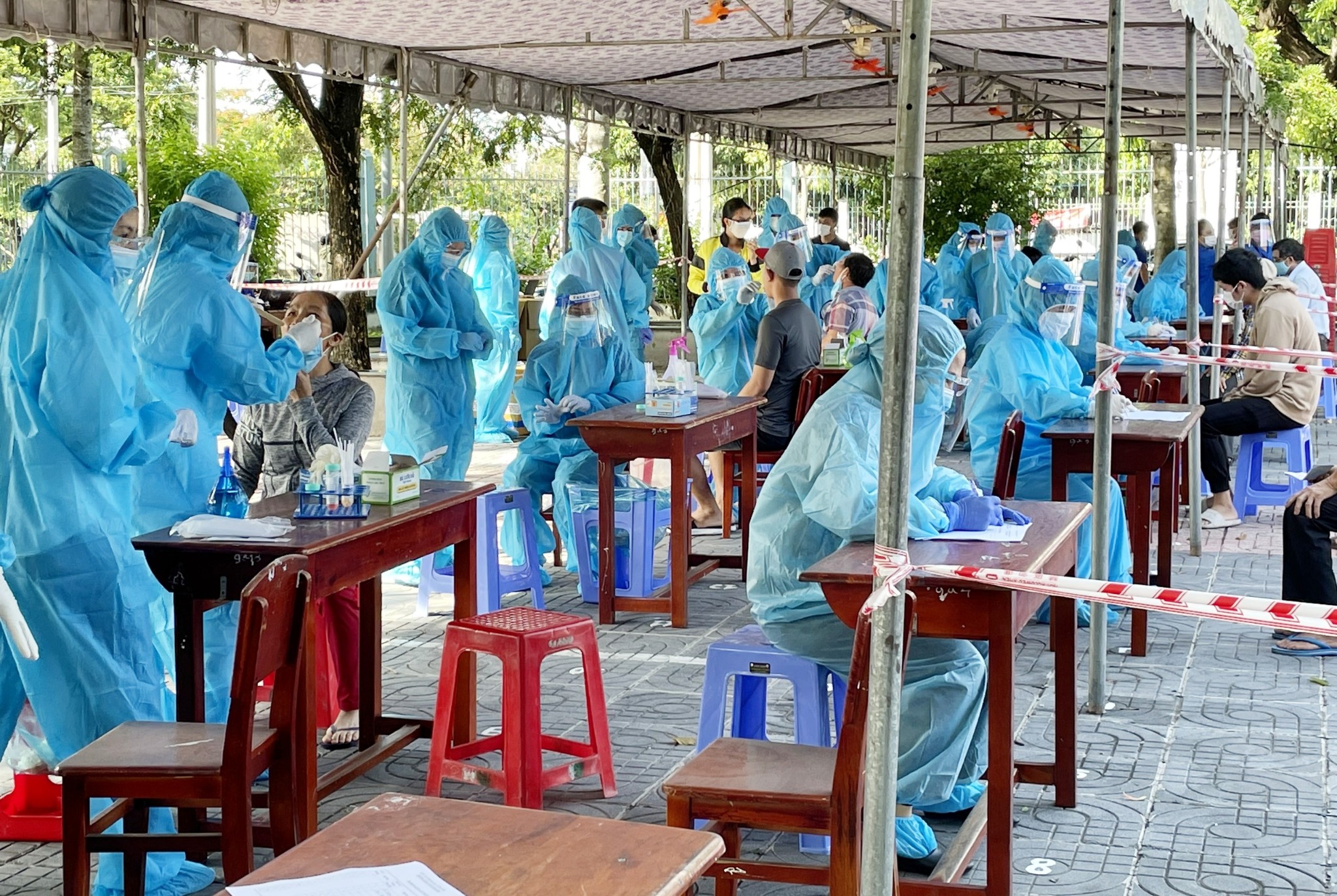 Lực lượng y tế TP.Bà Rịa tiến hành lấy mẫu xét nghiệm sàng lọc COVID-19 đợt 2 cho người dân trên địa bàn thành phố.